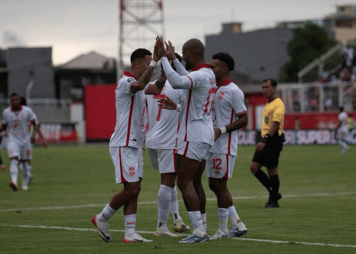 malut-united-menang-dramatis-atas-borneo-fc-stadion-kie-raha
